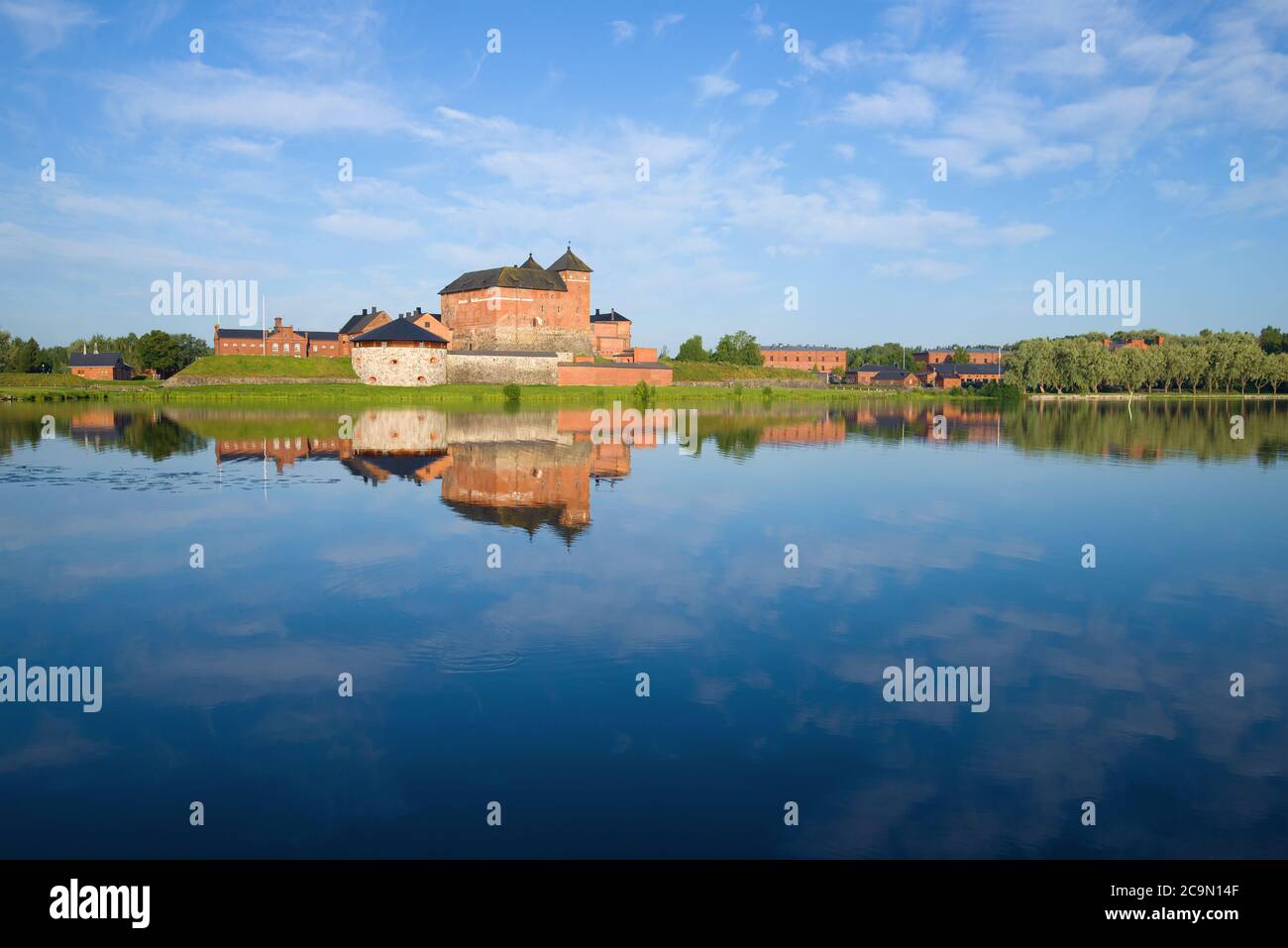 Panorama del lago Vanajavesi che domina l'antica fortezza di Hameenlinna in una soleggiata mattina di luglio. Finlandia Foto Stock