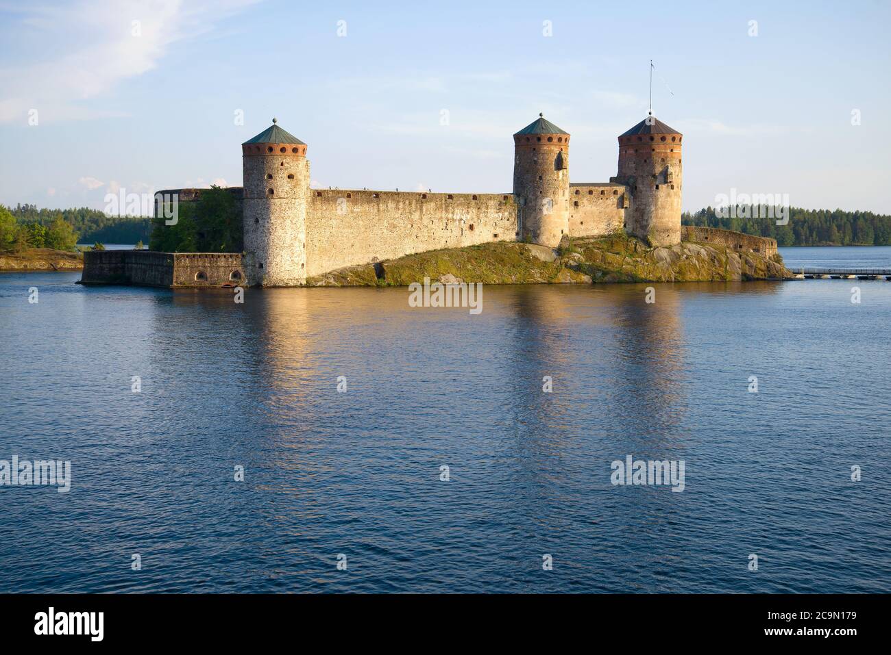 La fortezza medievale di Olavinlinna la sera di luglio. Savonlinna, Finlandia Foto Stock