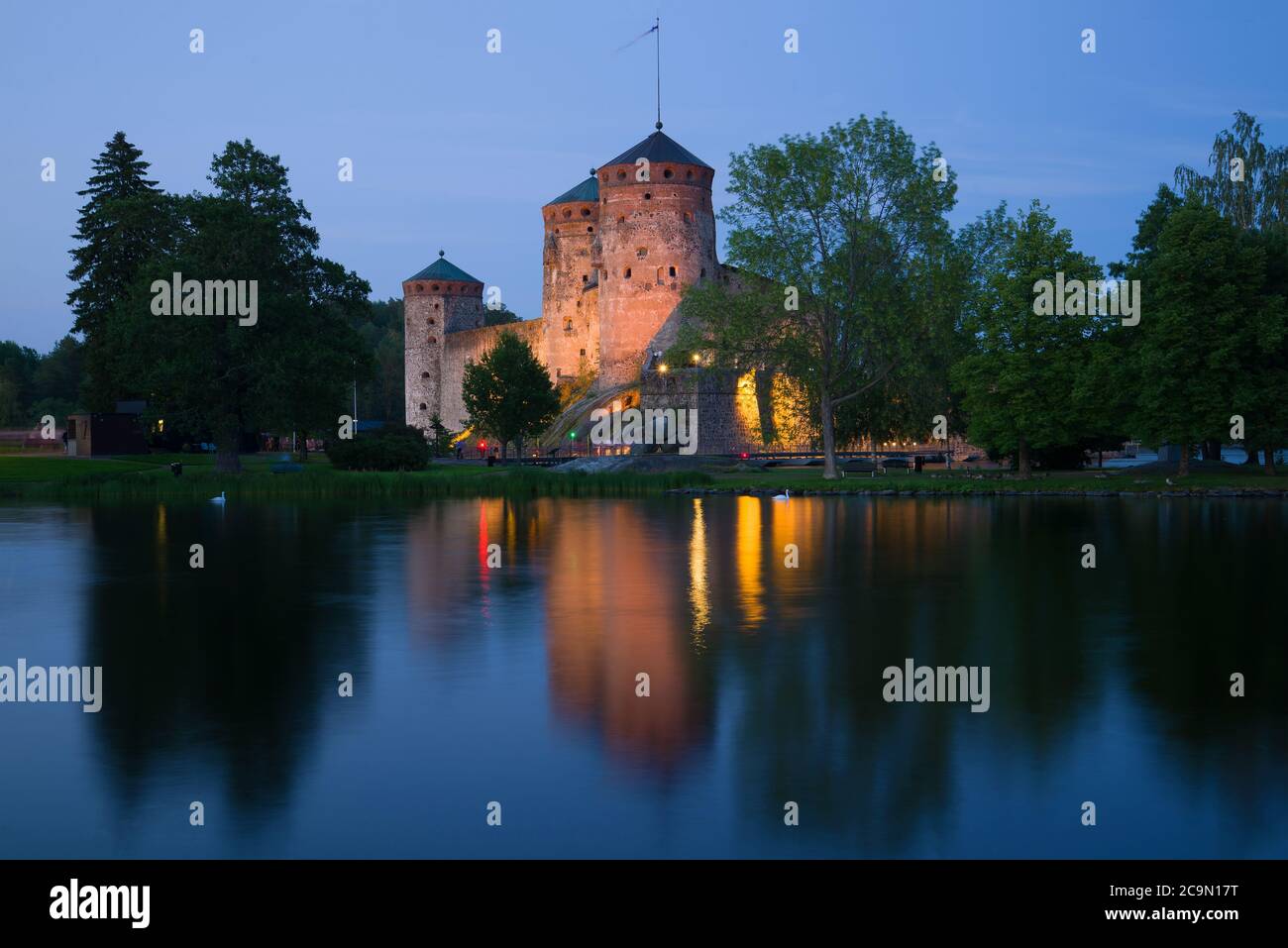 L'antica fortezza di Olavinlinna al crepuscolo di luglio. Savonlinna, Finlandia Foto Stock