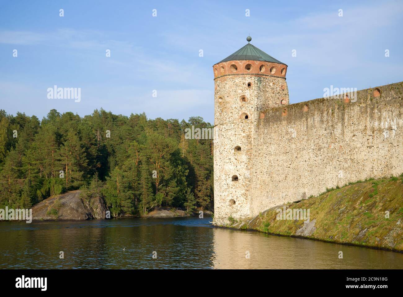 La torre della fortezza medievale di Olavinlinna si avvicina sullo sfondo della costa. Savonlinna, Finlandia Foto Stock