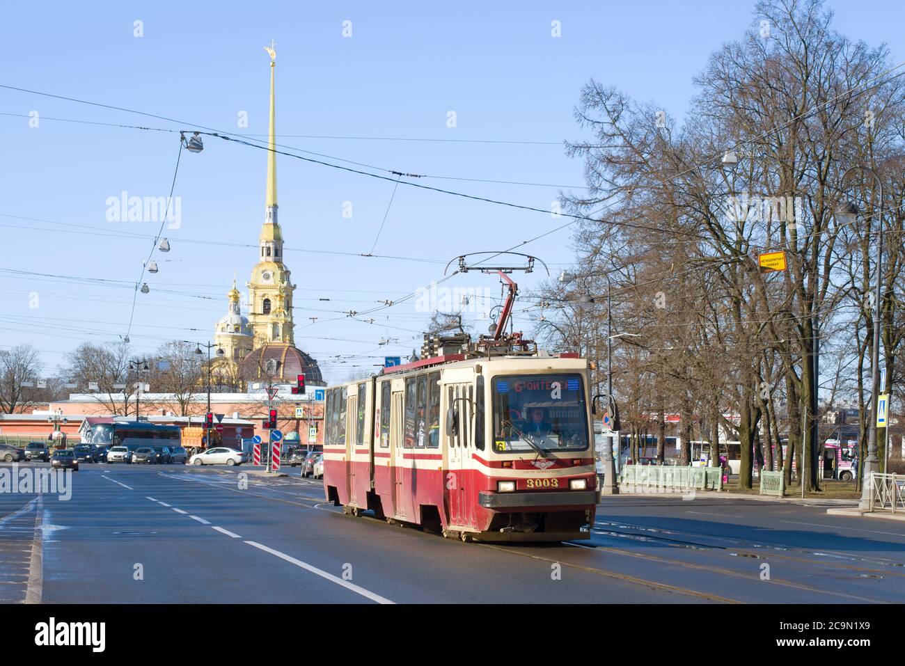 SAN PIETROBURGO, RUSSIA - 07 APRILE 2018: Tram 6 del percorso contro la guglia della Cattedrale di Pietro e Paolo il giorno di aprile Foto Stock
