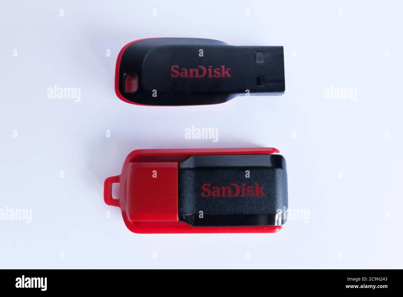 Istanbul, Turchia - 29 luglio 2020 : i dischi flash Sandisk sono isolati su sfondo bianco Foto Stock