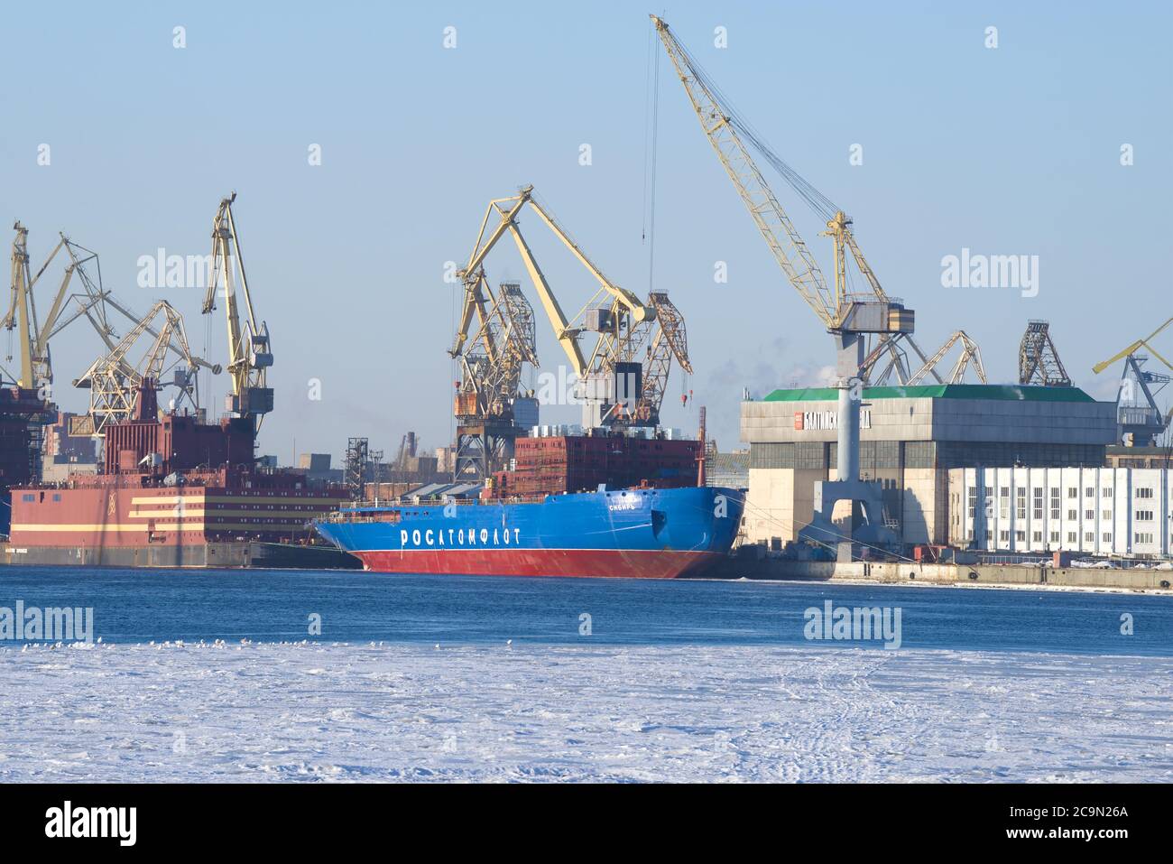 ST. PETERSBURG, RUSSIA - 16 MARZO 2018: Costruzione di un nuovo rompighiaccio nucleare "siberia" nella centrale baltica Foto Stock