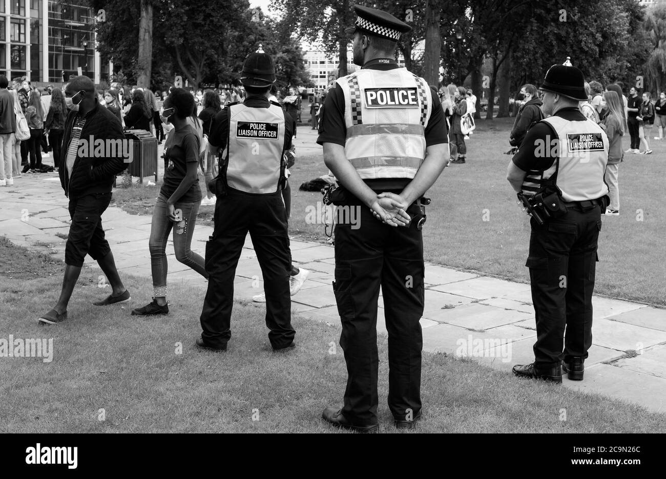 Gli ufficiali di polizia osservano i manifestanti Black Lives Matter durante il rally al Queens Gardens il 11 luglio 2020 a Hull, nello Yorkshire, Regno Unito. Foto Stock