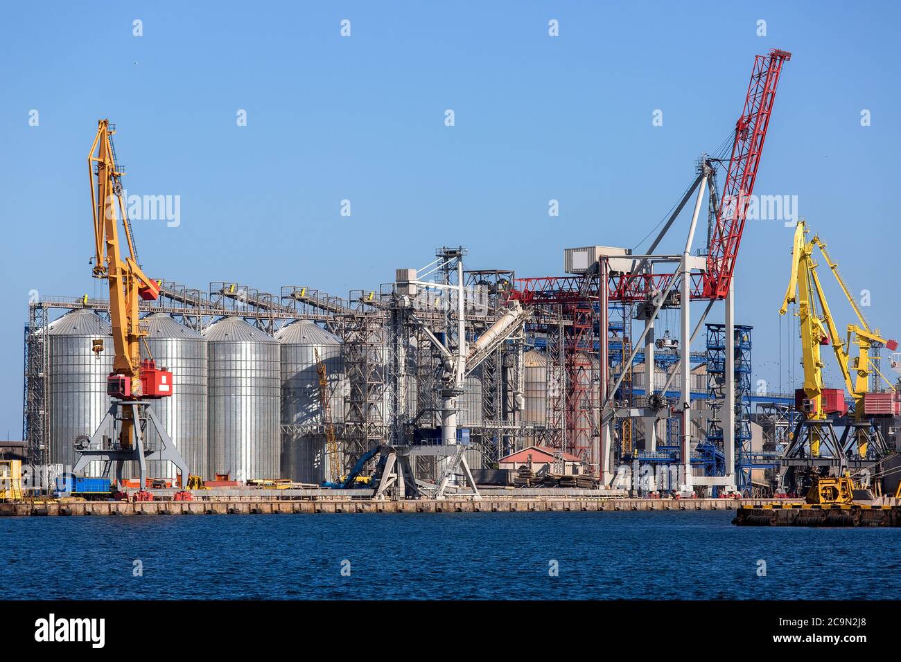 Seaport disumidificatore a lotti di grano, grandi serbatoi di colore grigio. Foto Stock