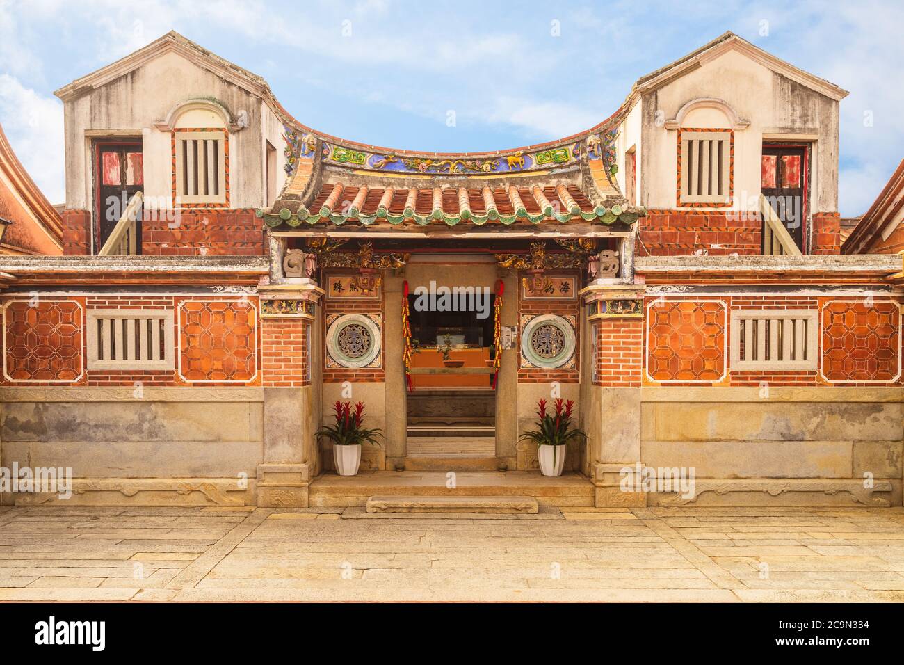 Haizhu Hall del Villaggio Culturale Folcloristico di Shanhou a kinmen. Haizhu significa oceano e perla. La traduzione del testo cinese è oceano è barriera e perla shi Foto Stock