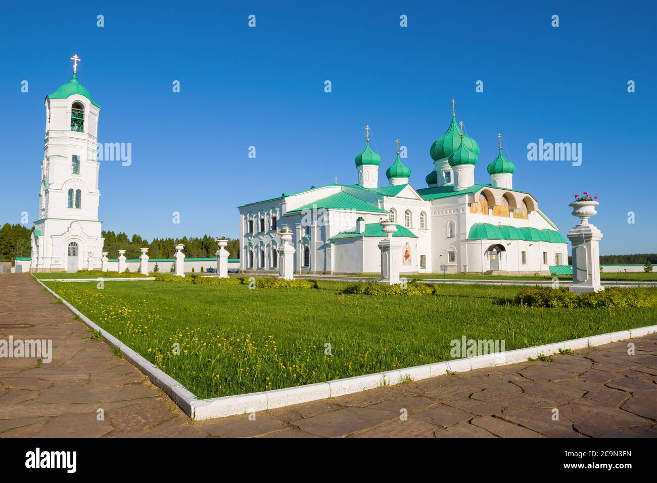 Mattina di giugno presso la Cattedrale di Spaso-Preobrazhenskiy. Monastero di Svyato-Troitskiy Alexander Svirsky. Regione di Leningrad, Russia Foto Stock
