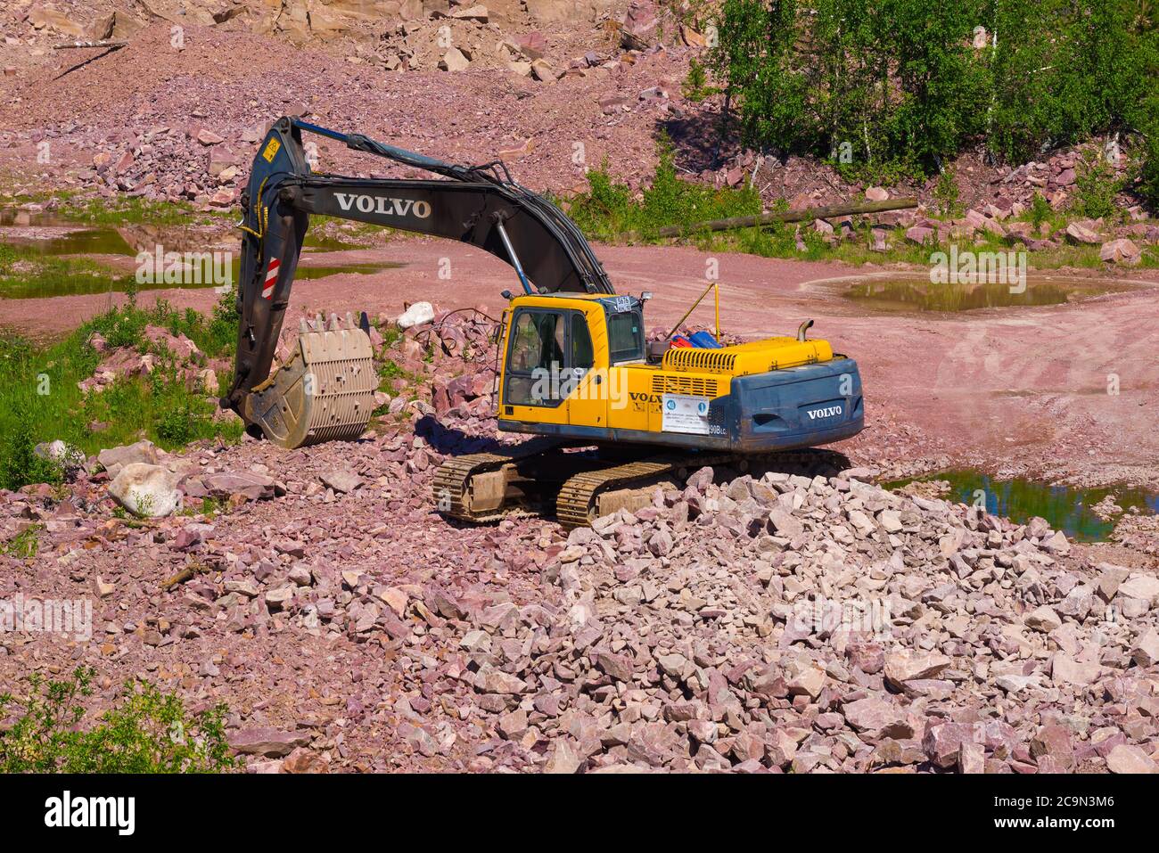 KVARTSITNYY, RUSSIA - 12 GIUGNO 2020: Volvo scavatore in cava di quarzite di lamponi Foto Stock