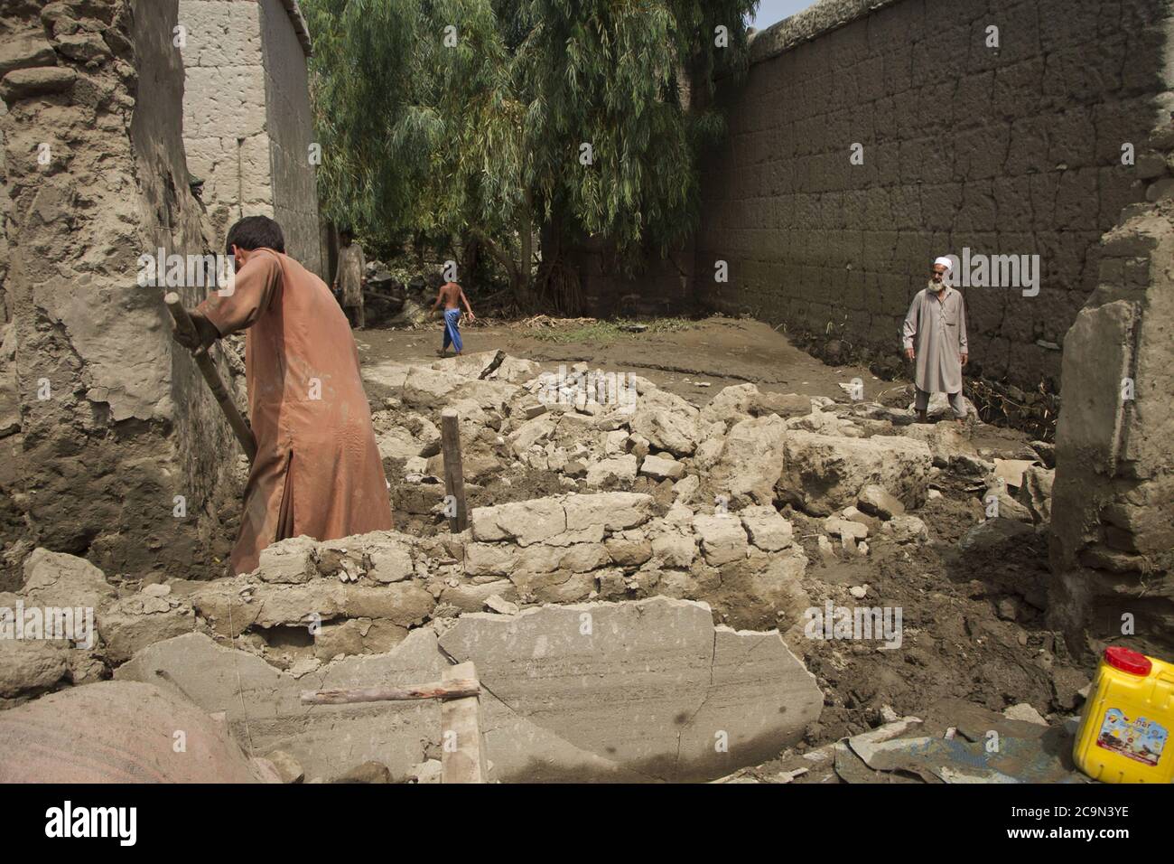 Jalalabad, Afghanistan. 1 agosto 2020. La popolazione locale lavora dopo un'inondazione di luce nel villaggio di Qalatak nel distretto di Kozkunar nella provincia di Nangarhar, Afghanistan, 1 agosto 2020. Almeno 16 persone, per la maggior parte bambini, sono stati uccisi come flash alluvione lavato via diverse case nel distretto di Kozkunar della provincia orientale di Nangarhar Afghanistan a fine Venerdì notte, portavoce del governo provinciale Attaullah Khogiani ha detto Sabato. Credit: Safi/Xinhua/Alamy Live News Foto Stock