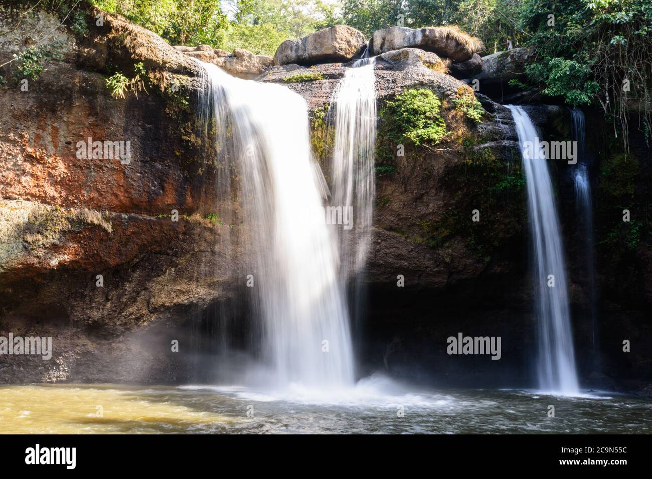 Cascata di Haew Suwat al mattino presso il parco nazionale Khao Yai, provincia di Nakhon Ratchasima, Thailandia. Foto Stock