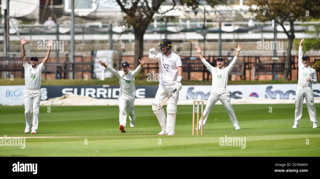 Brighton UK 1 agosto 2020 - Olllie Robinson di Sussex fa un forte appello durante il giorno uno della partita di cricket tra Sussex e Hampshire nel Bob Willis Trophy che si svolge a porte chiuse, senza tifosi che partecipano al 1 ° Central County Ground a Hove : Credit Simon Dack / Alamy Live News Foto Stock