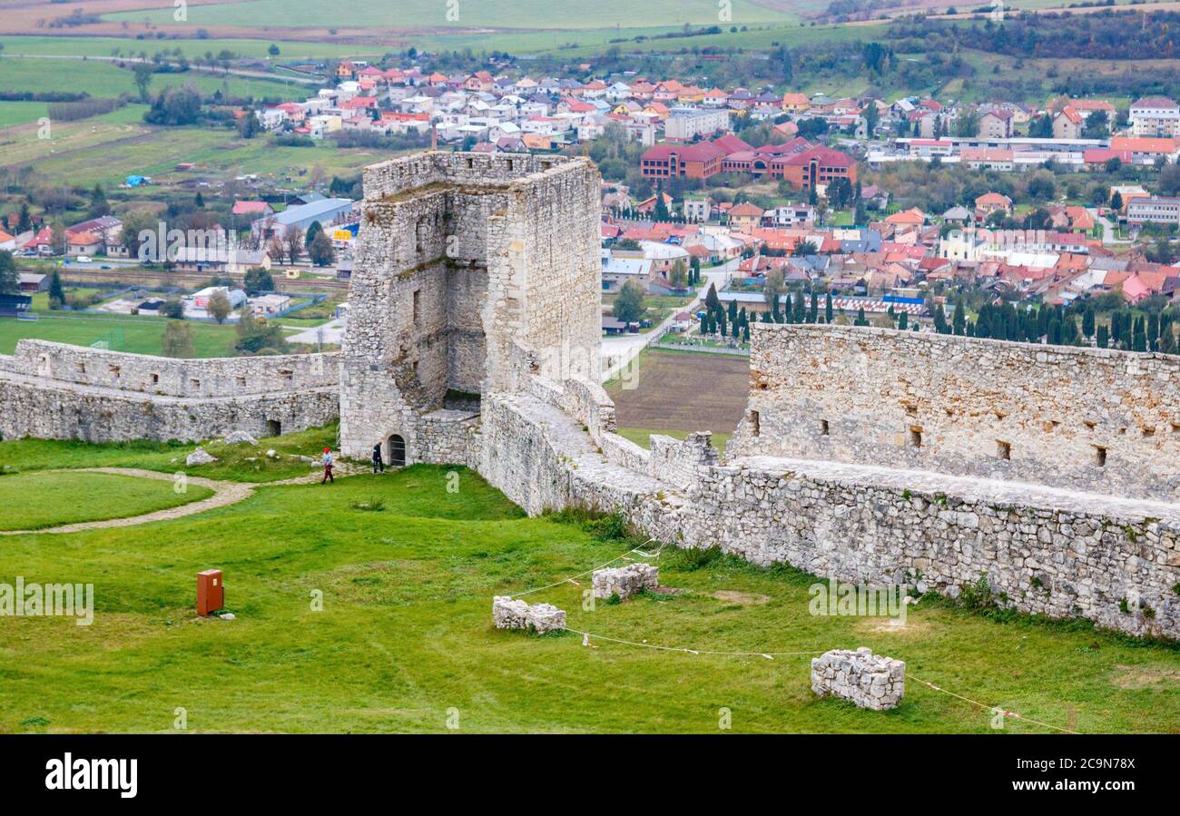 Torre e le mura delle rovine del Castello di Spis e la città di Spišské Podhradie sullo sfondo. Spisska Nova Ves, Slovacchia. Foto Stock