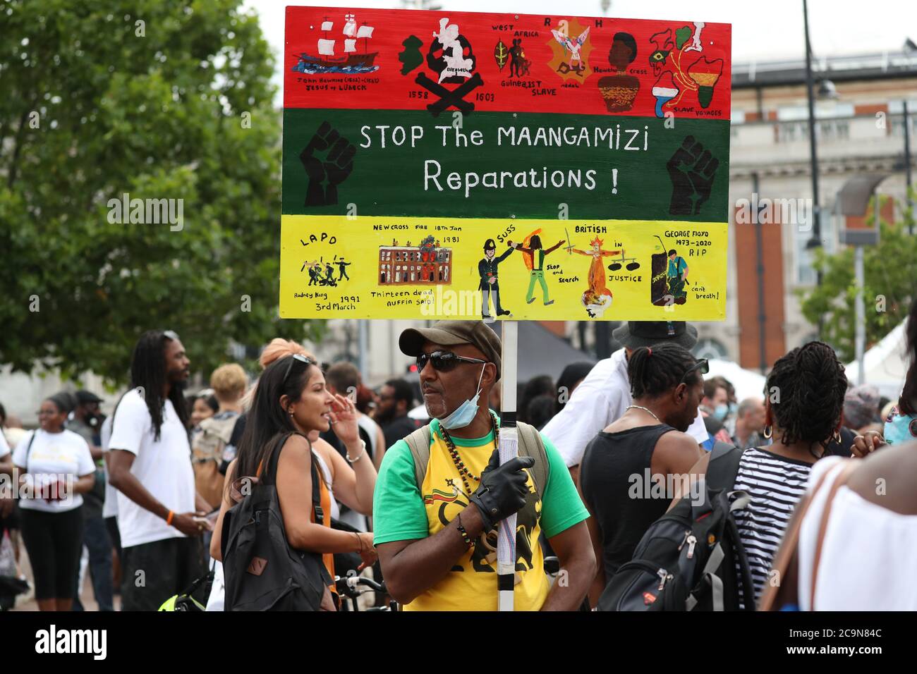 Manifestanti che sostengono Stop alla Campagna Maangamizi e il Comitato di Marzo delle riparazioni del giorno dell'emancipazione di Afrikan durante una protesta in Windrush Square a Brixton, Londra. Scotland Yard ha affermato che sono state imposte un coprifuoco e altre restrizioni alle manifestazioni previste nel sud di Londra per impedire alle persone di bloccare le strade principali o di pianificare eventi musicali illegali. Foto Stock