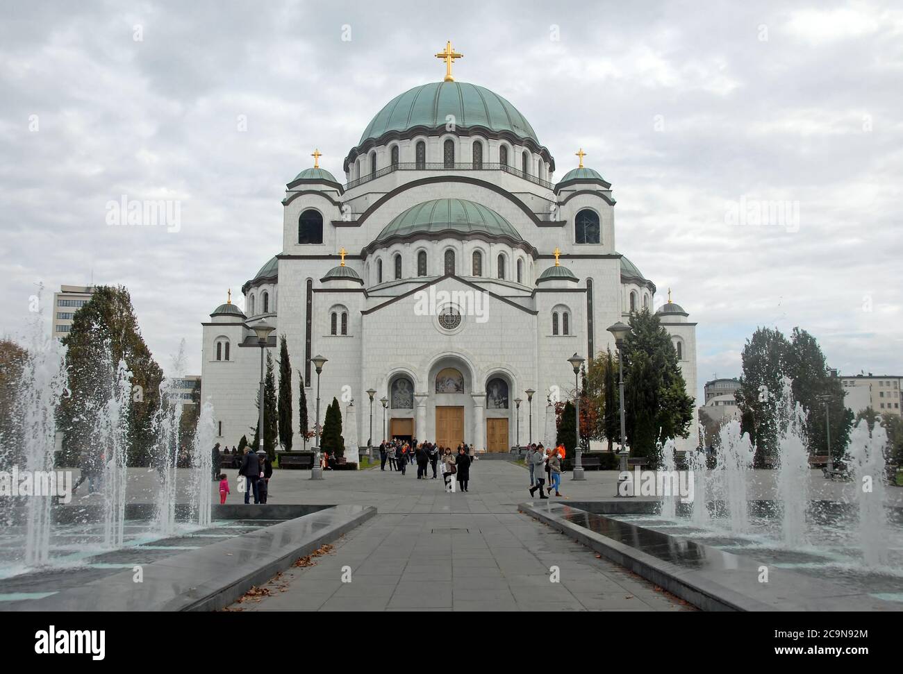 La Chiesa di San Sava a Belgrado, in Serbia, è una Chiesa serba-ortodossa che prende il nome da San Sava patrono della Serbia. Foto con fontane. Foto Stock