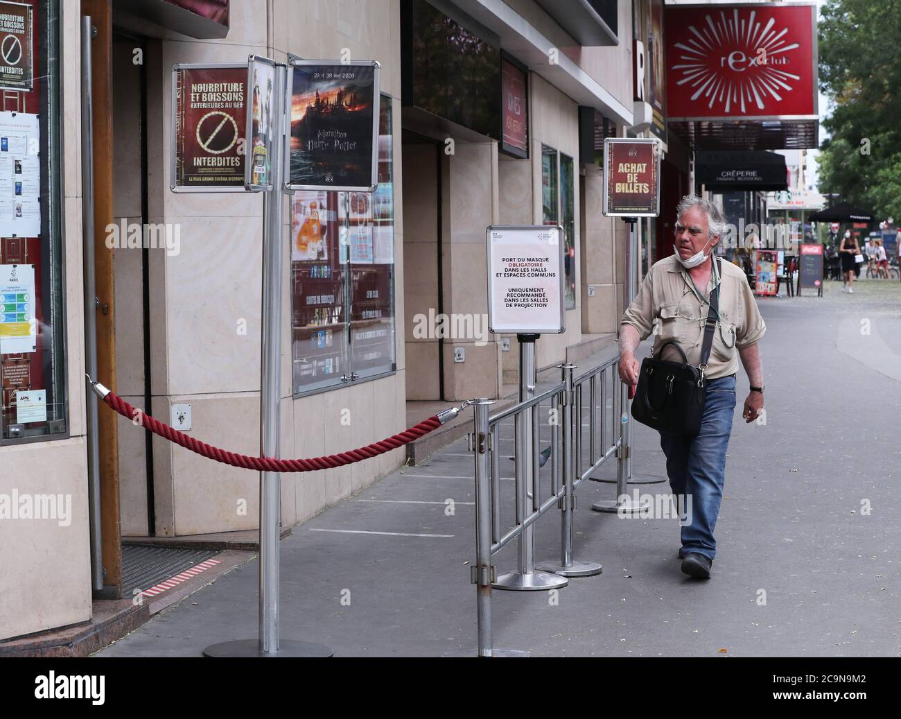 Parigi, Francia. 31 luglio 2020. Un uomo cammina davanti al cinema Grand Rex a Parigi, Francia, 31 luglio 2020. Grand Rex, un iconico cinema francese, chiuderà le porte per il mese di agosto per la mancanza di pubblico e di successi estivi. Credit: Gao Jing/Xinhua/Alamy Live News Foto Stock