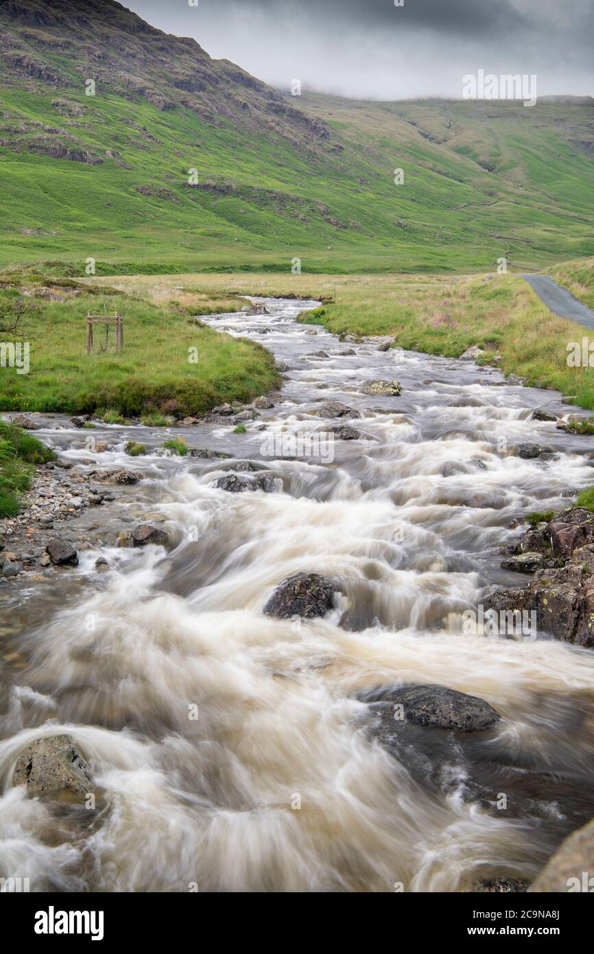 Il fiume Duddon al ponte Cockley Beck in estate. Lake District National Park, Cumbria, Regno Unito. Foto Stock