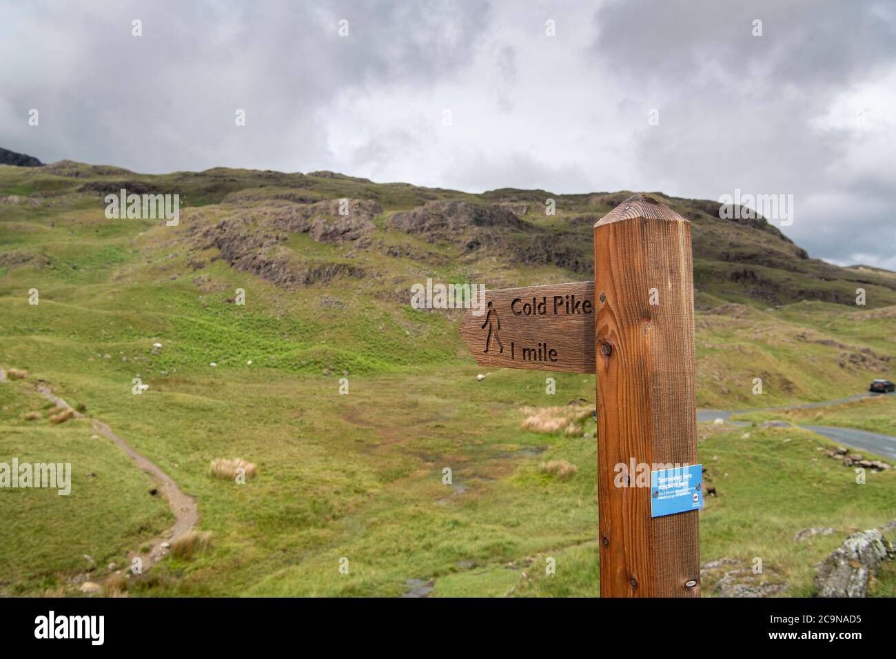 Indicazioni per i sentieri in cima al passo di Wrynose nel quartiere inglese dei laghi, Regno Unito. Foto Stock