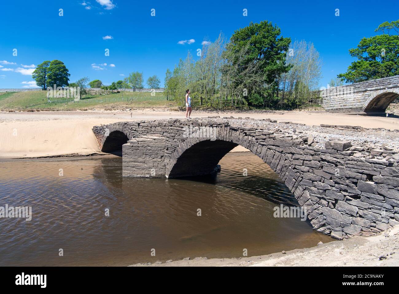 Middleton a teesdale, Co. Durham. Un ponte a cavallo, normalmente sommerso dall'acqua sul serbatoio di Grassholme, emerge intatto al livello dell'acqua f Foto Stock