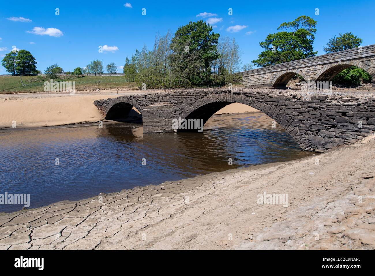 Middleton a teesdale, Co. Durham. Un ponte a cavallo, normalmente sommerso dall'acqua sul serbatoio di Grassholme, emerge intatto al livello dell'acqua f Foto Stock