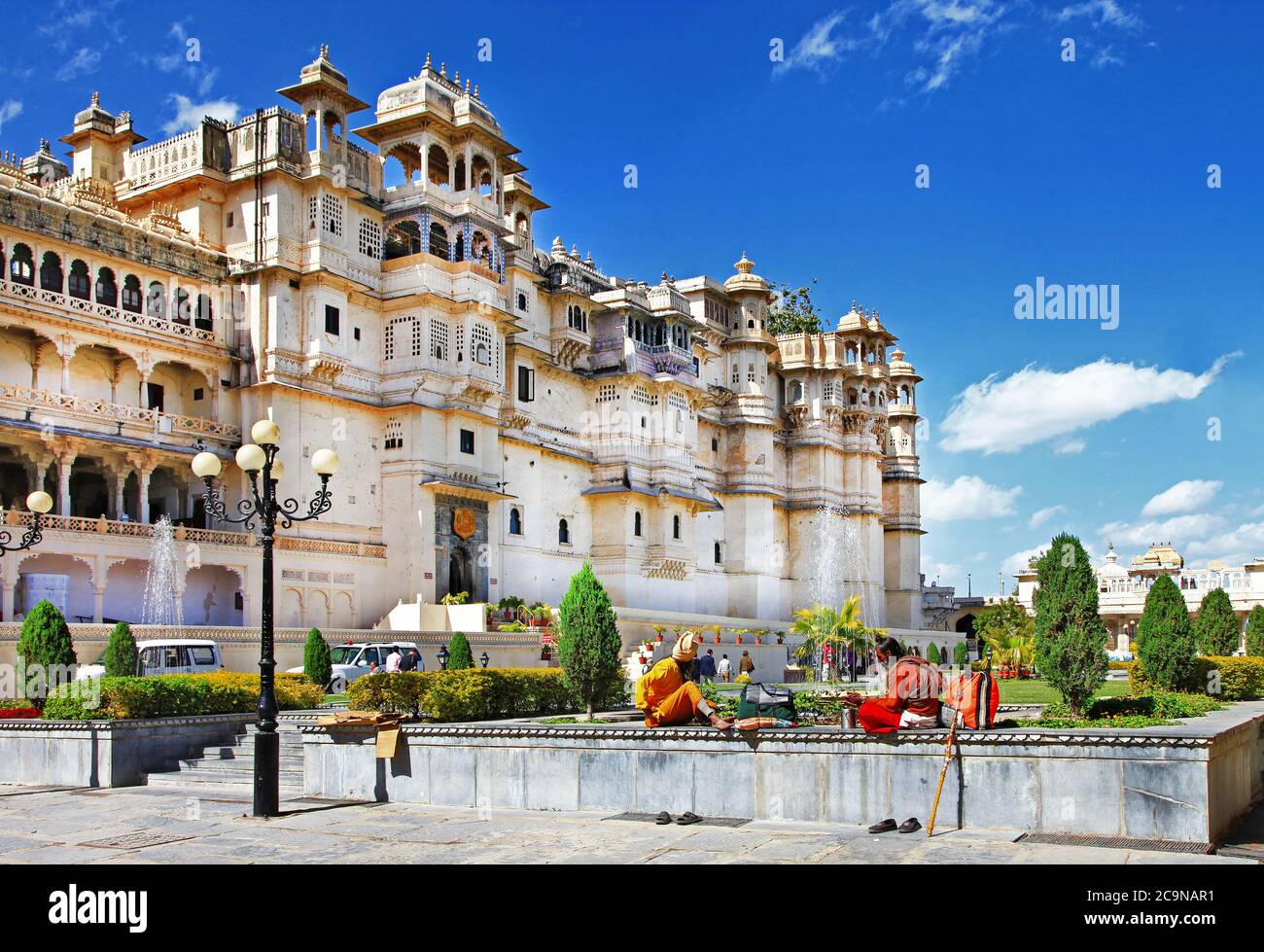 I punti di riferimento dell'India - la città di Udaipur e lo splendido palazzo della città. Rajasthan. Feb 2013 Foto Stock