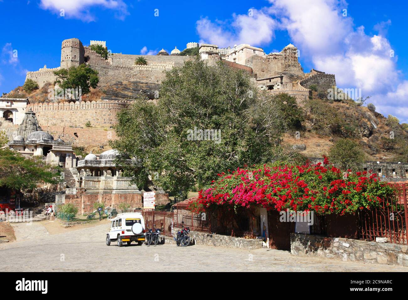 Castello e mura fortificate di Kumbhalgarh Fort nello stato del Rajasthan. India Foto Stock