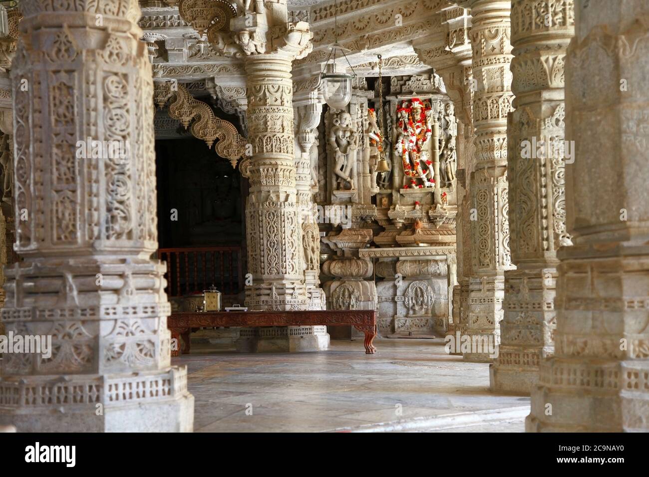 RANAKPUR, INDIA . Incredibili sculture e colonne scolpite nel tempio Adinath jain nel Rajasthan Foto Stock