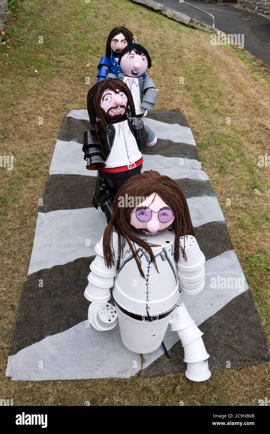 Settle, North Yorkshire, Regno Unito. 1 agosto 2020: Il festival annuale dei fiori apre a Settle, North Yorkshire, Regno Unito. Figure di flowerpot d'attualità. Progettate e fatte dai residenti locali, appaiono tutto intorno alla città di mercato dello Yorkshire durante agosto. Sono mostrati i Beatles che camminano sull'incrocio con la zebra di Abbey Road, dalla famosa copertina dell'album Abbey Road. Questa particolare esposizione è stata realizzata dal residente locale Richard Handscombe. Credit: John Bentley/Alamy Live News Foto Stock