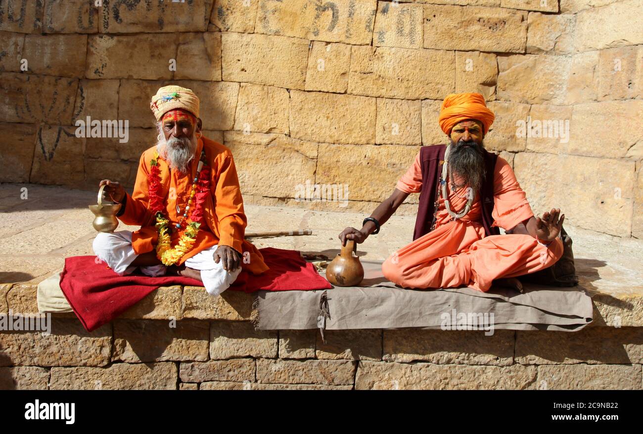 Sadhu gente nella città vecchia Jaisalmer. Rajastan, feb 2013 India Foto Stock