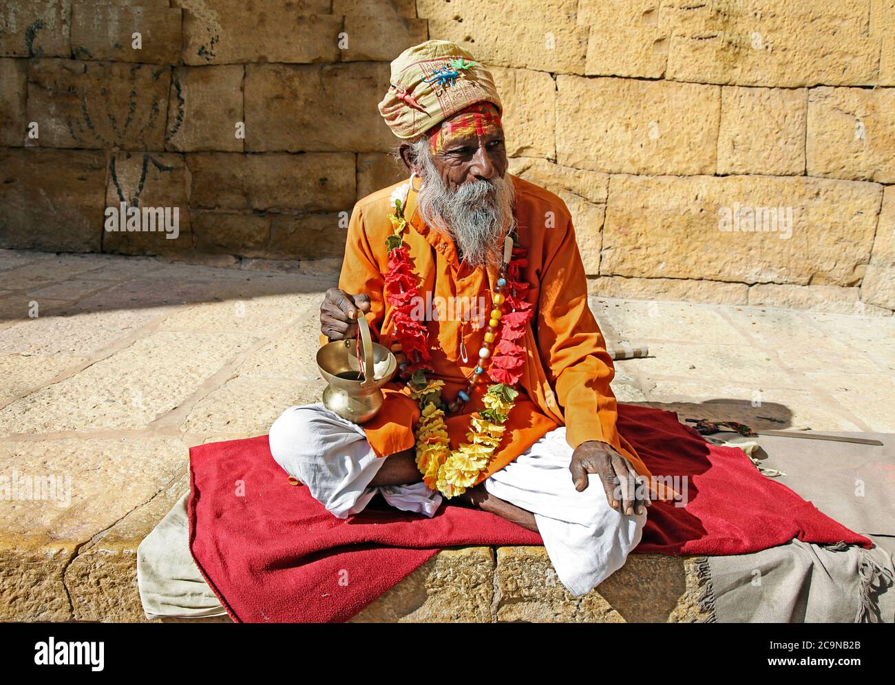 Sadhu gente nella città vecchia Jaisalmer. Rajastan feb 2013 India Foto Stock