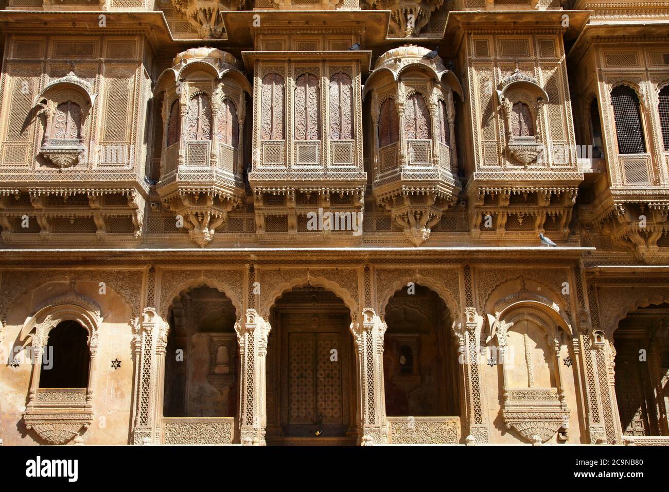 Città d'oro dell'India - meravigliosa Jaisalmer con edifici tradizionali scolpiti in stile Mughal. Rajastan Foto Stock