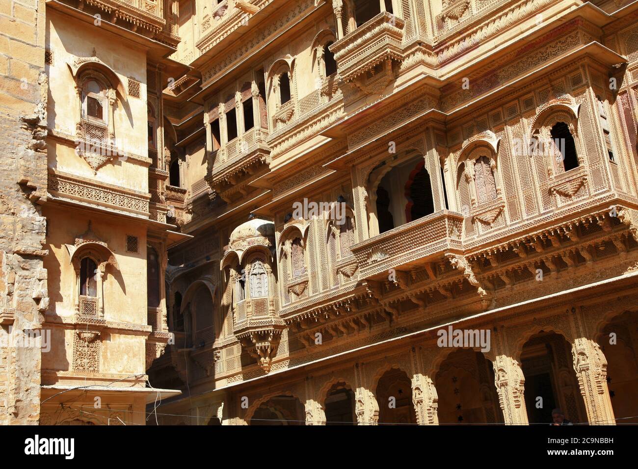 Città d'oro dell'India - Jaisalmer meraviglioso con intagliato edifici tradizionali stile Mughal. Rajastan Foto Stock