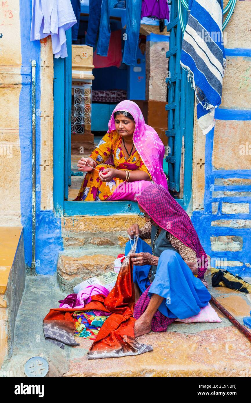 Famiglia tradizionale indiana. Donne cucito vestiti. Sparare è stato fatto in via Jaisalmer ' Febbraio 2013. Rajastan, India Foto Stock