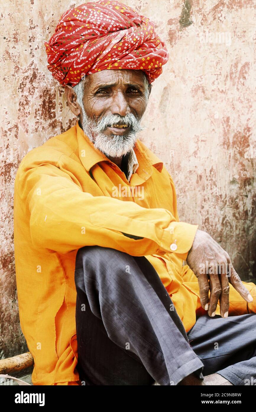 Ritratto di vecchio povero uomo in abbigliamento e turbante. Città di Jaisalmer. feb 2013. Rajastan, India Foto Stock