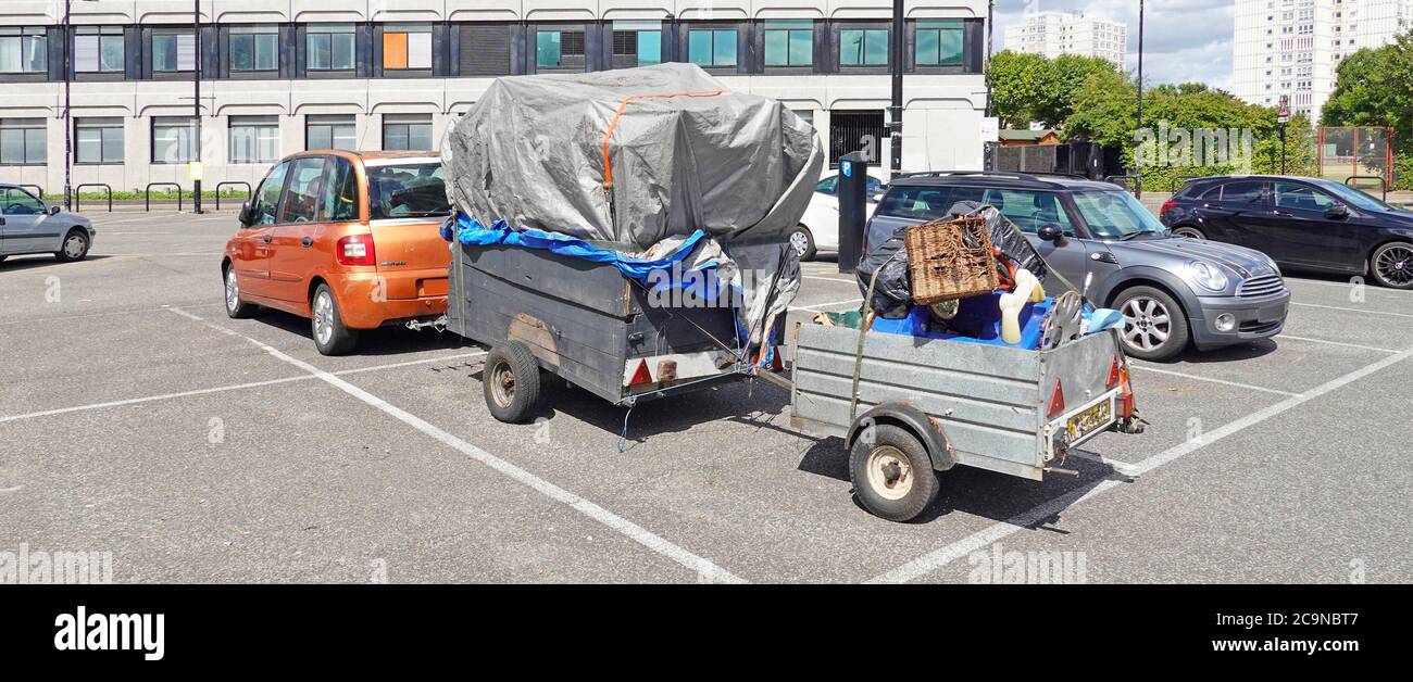 Forse disgrazie o costosi errori di parcheggio chattels all'interno dell'auto & due rimorchi caricati in due vani di pay & display Parcheggio Essex Inghilterra UK Foto Stock
