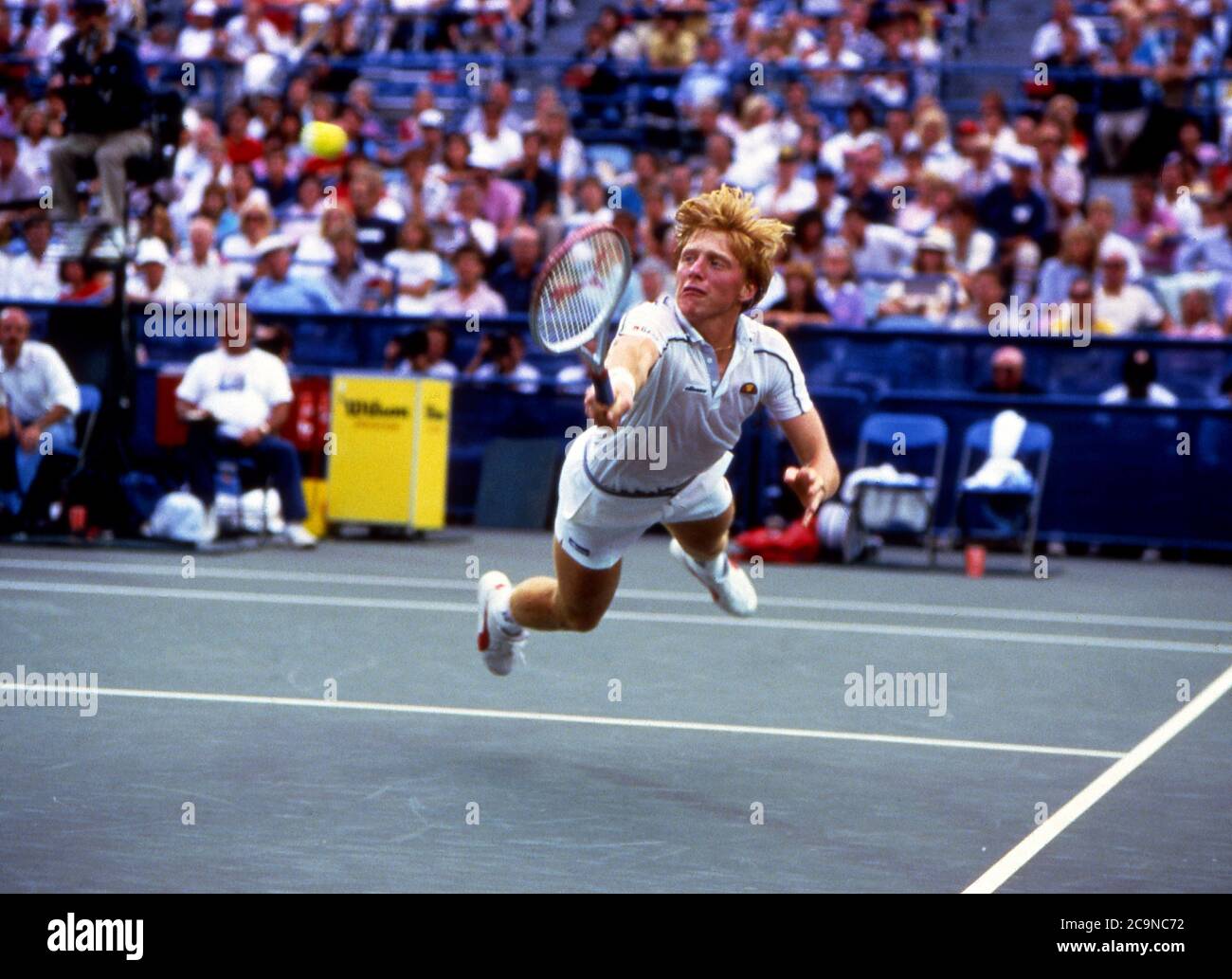 Boris Becker si affonderà per un ritorno durante l'US Open 1986 a Flushing Meadows, Queens Foto Stock