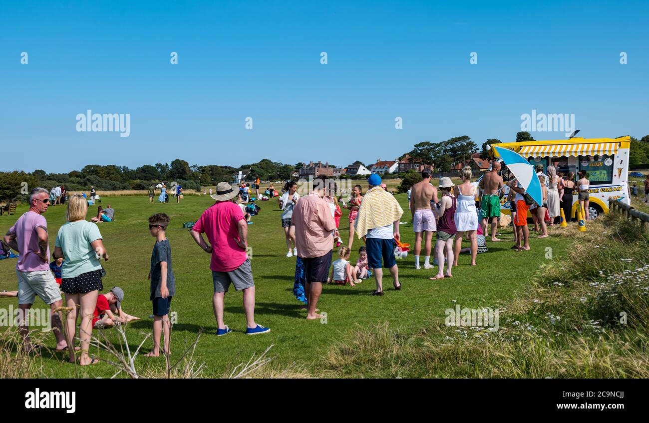 Una folla in una giornata estiva molto calda a Gullane Beach con una lunga coda al gelato van durante la pandemia, Gullane, East Lothian, Scozia, Regno Unito Foto Stock