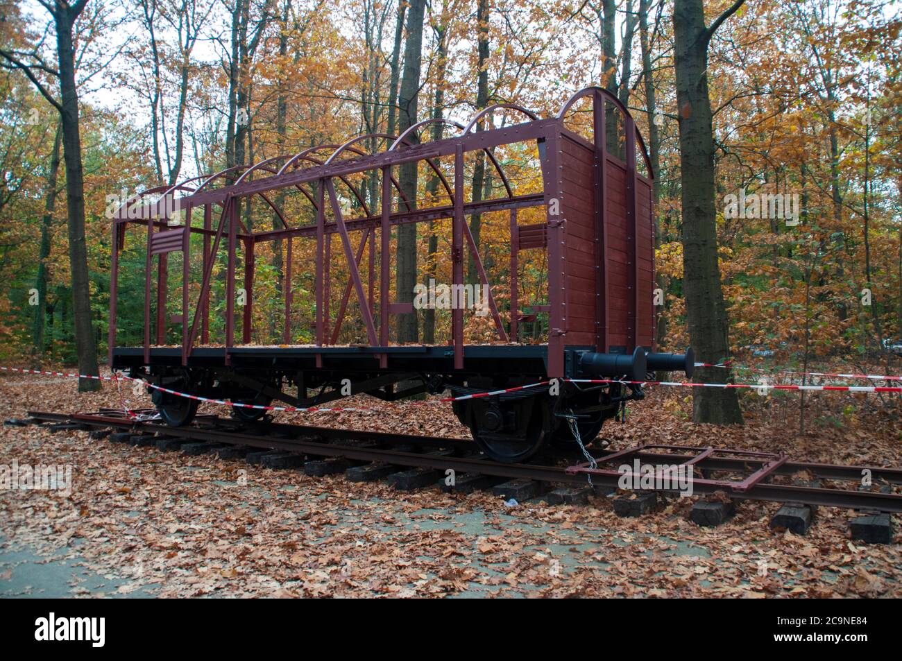 Vecchio vagone ferroviario sull'ex binario ferroviario per il campo di transito Westerbork, Paesi Bassi. Foto Stock