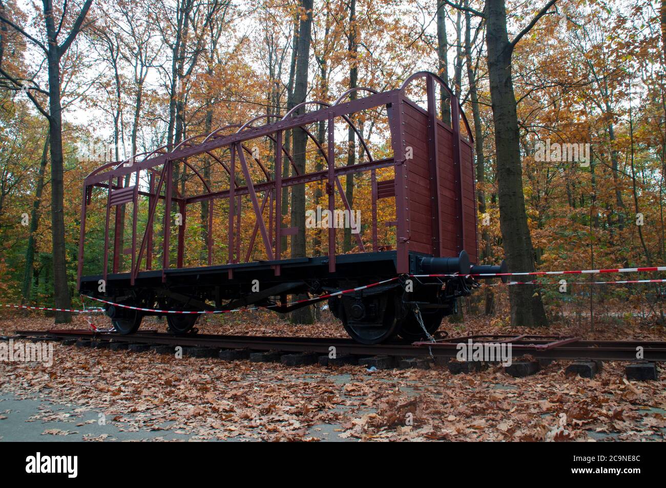 Vecchio vagone ferroviario sull'ex binario ferroviario per il campo di transito Westerbork, Paesi Bassi. Foto Stock