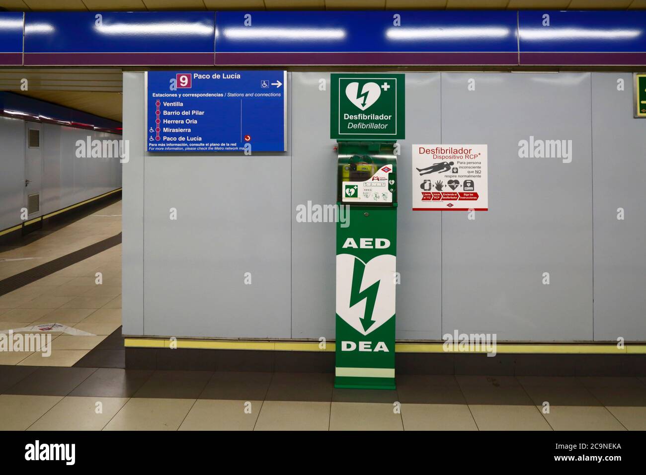 Defibrilator e attrezzature di pronto soccorso alla stazione di emergenza a Paco de Lucia, stazione della metropolitana linea 9, Madrid, Spagna Foto Stock