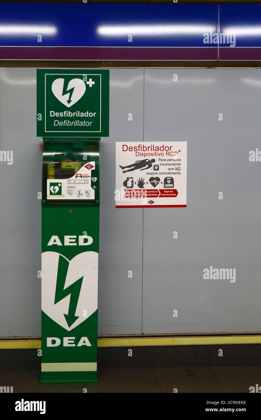 Defibrilator e attrezzature di pronto soccorso alla stazione di emergenza a Paco de Lucia, stazione della metropolitana linea 9, Madrid, Spagna Foto Stock