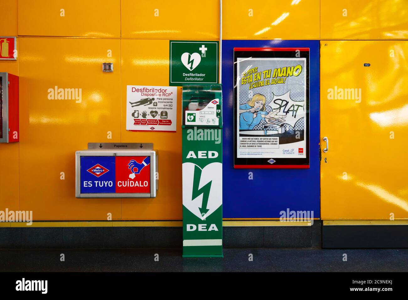 Defibrillatore e attrezzature di pronto soccorso presso la stazione di emergenza della metropolitana di Madrid, Spagna Foto Stock