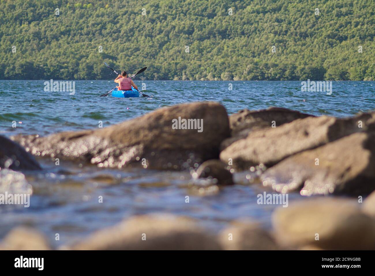 Puebla de Sanabria, Zamora/Spagna; 16 agosto 2013. Persone in canoa nel Parco Naturale del Lago di Sanabria Foto Stock