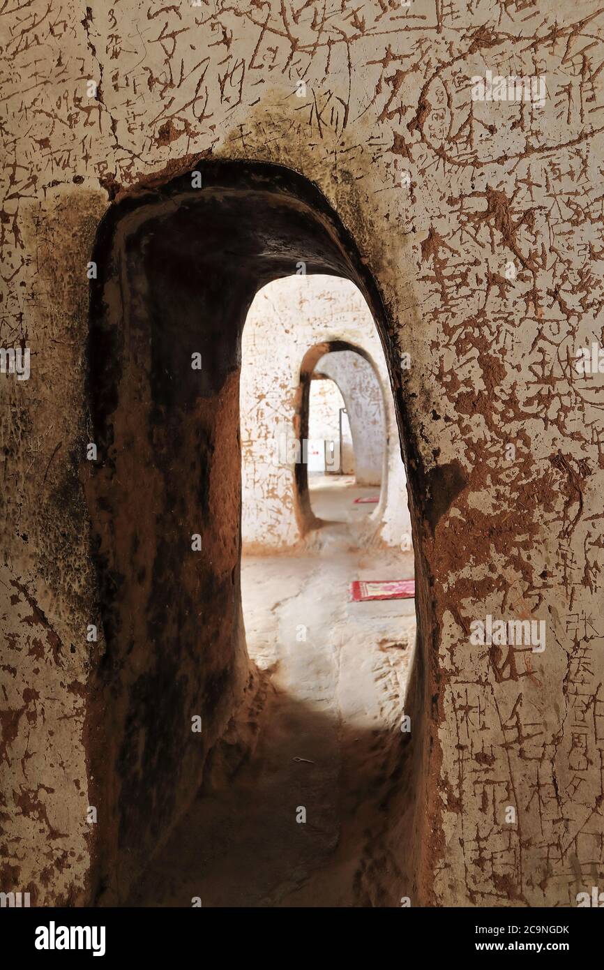 Roccia tagliato passaggio-fila di santuari buddisti. Trentatré grotte del Paradiso-Tempio MatiSi-Gansu-Cina-0988 Foto Stock