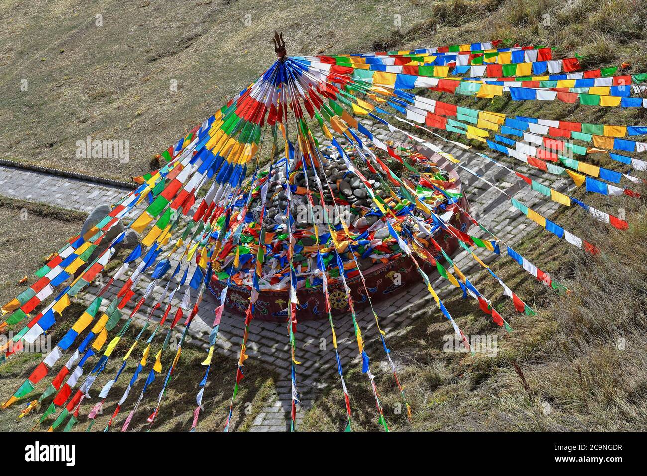 Bandiera di preghiera tenda-Thirtythree Grotte del Cielo-MatiSi-Cavallo Hoof Tempio. Sunan Yugur contea-Zhangye-Gansu-Cina-0990 Foto Stock
