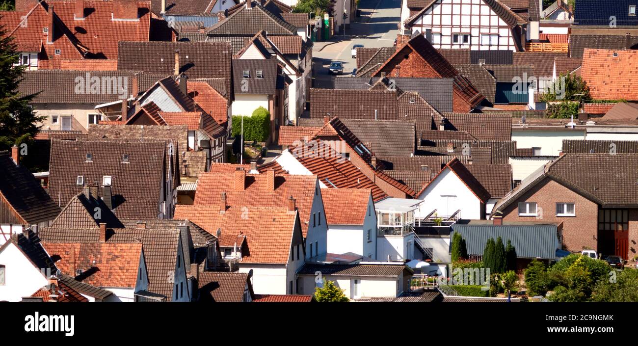 Vista aerea dai tetti delle case di un villaggio tedesco Foto Stock