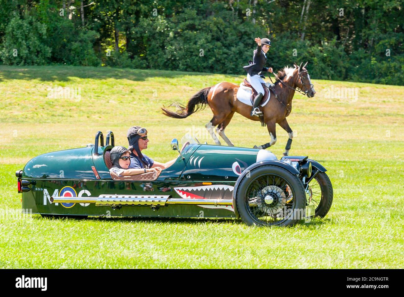 Morgan 3-Wheeler corre un cavallo all'evento Race of the Century della Collings Foundation. Foto Stock