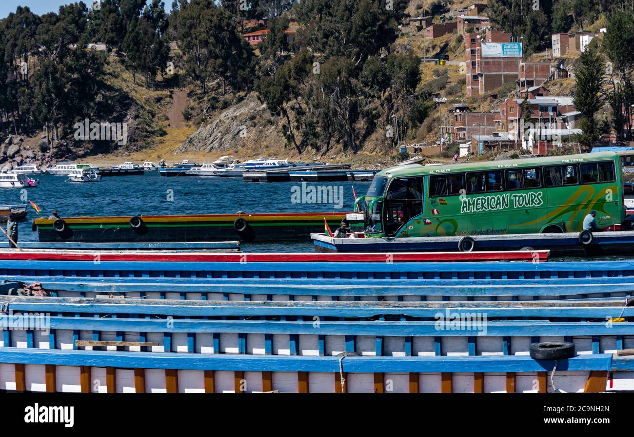 SAN PEDRO DE TIQUINA, BOLIVIA - 23 LUGLIO 2016: Un autobus turistico è trasportato su una zattera di legno nel lago Titicaca, Bolivia Foto Stock