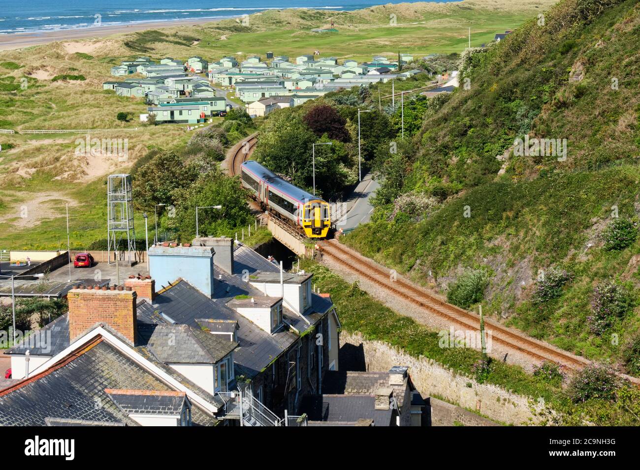 Treno sulla linea Cambrian Coast ad Aberdovey, Gwynedd, Galles Foto Stock