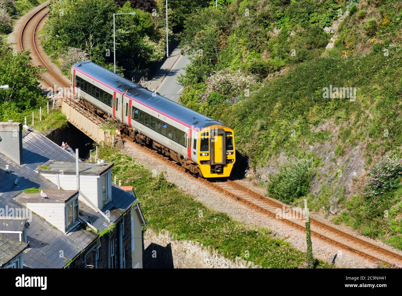 Treno sulla linea Cambrian Coast ad Aberdovey, Gwynedd, Galles Foto Stock