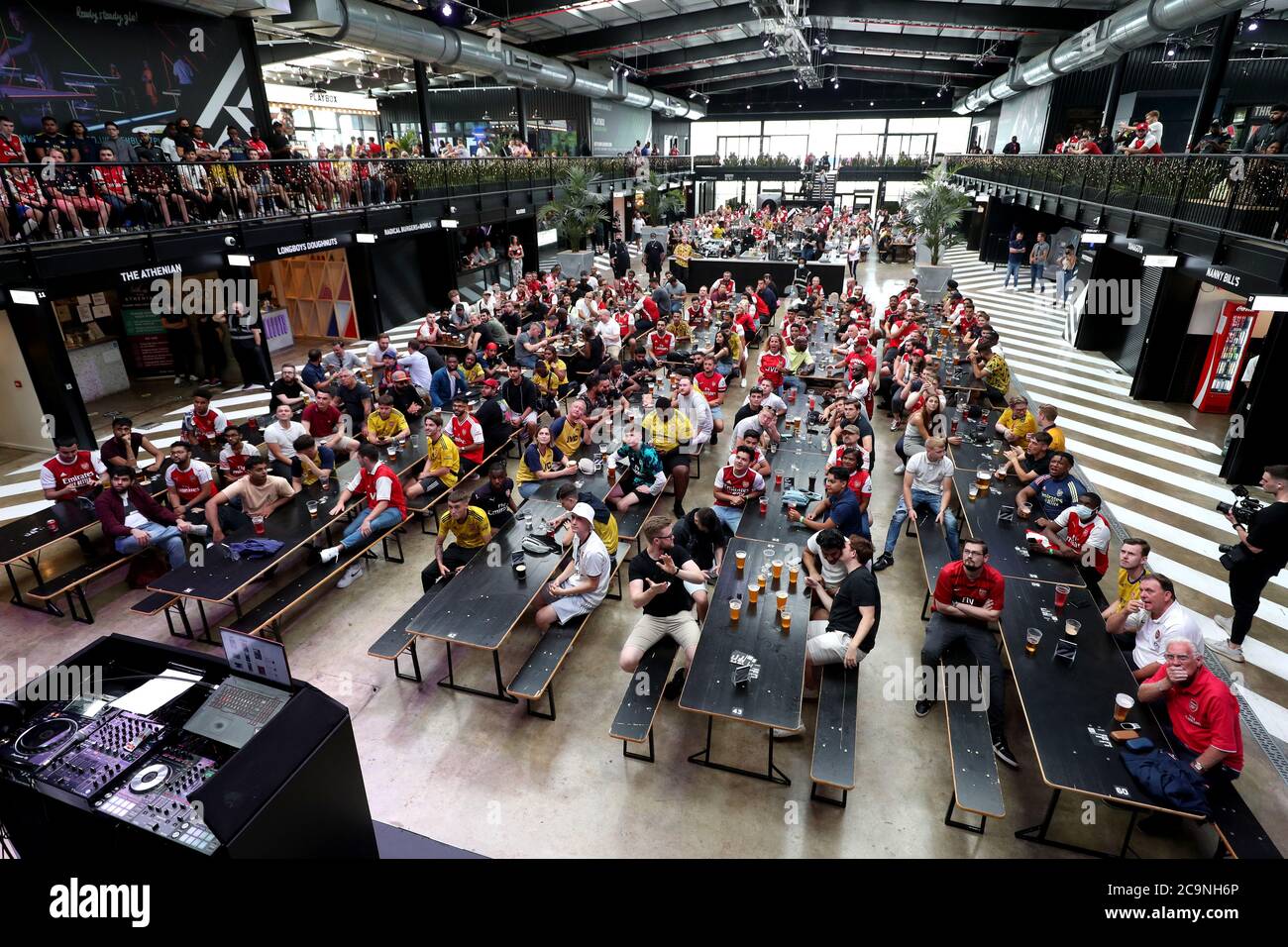 I fan di Box Park Wembley a Londra, mentre guardano la finale della fa Cup tra Arsenal e Chelsea al Wembley Stadium. Foto Stock